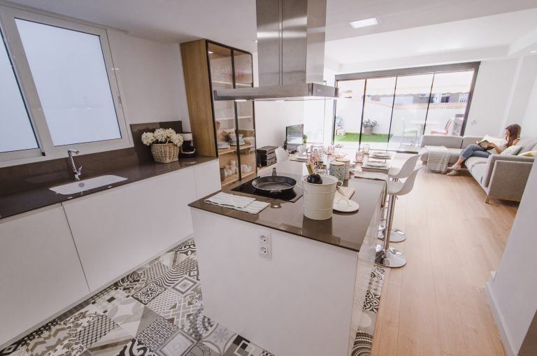 Isla de cocina abierta a salón, en ático de Valencia, con vista la terraza
