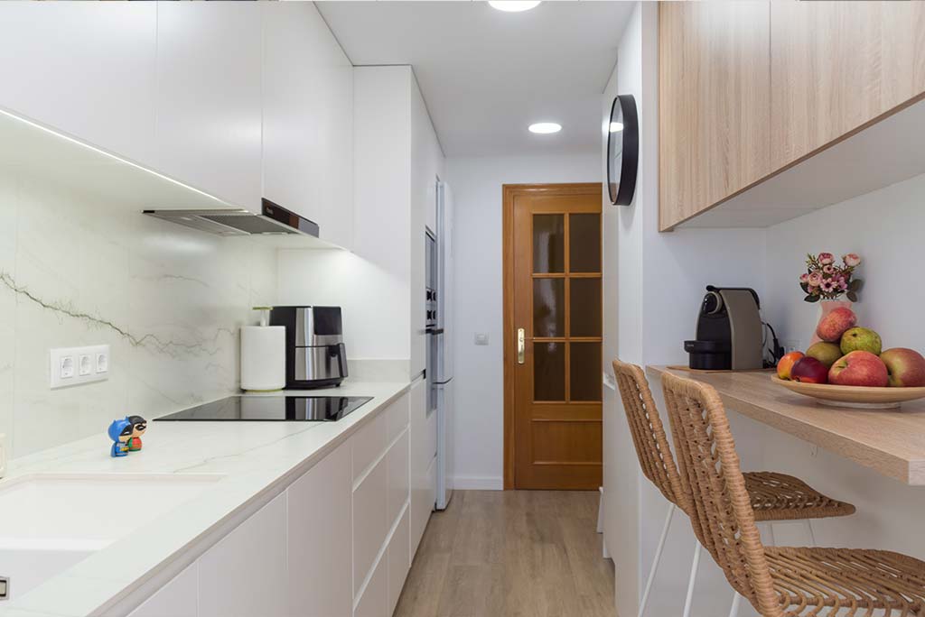 Reforma de cocina madera y blanca en Valencia